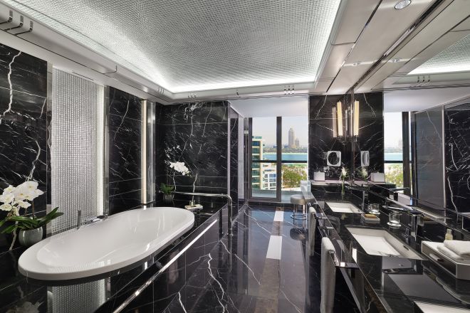 Salle de bain d'une suite royale avec baignoire