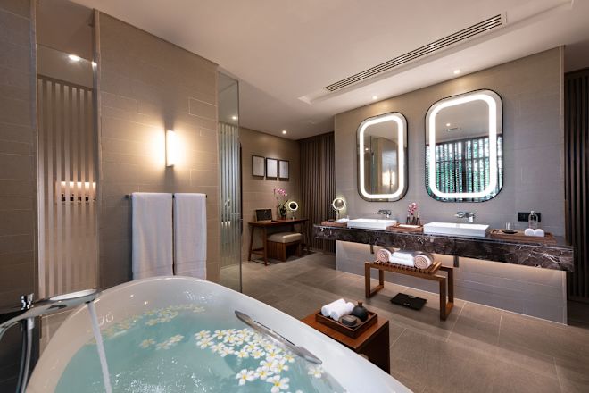 Baño de la suite Premium con bañera