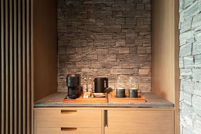 Servicios de cafetera y agua en una suite