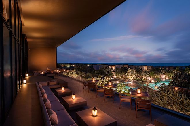 Vista nocturna de la piscina desde la sala de estar Vanya
