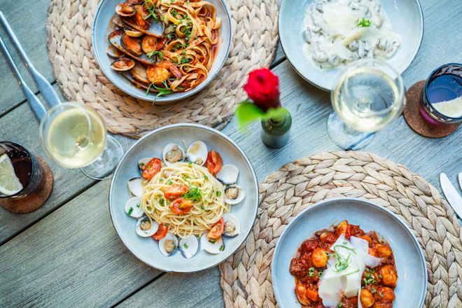 Các món ăn hải sản trên bàn tại nhà hàng Wave