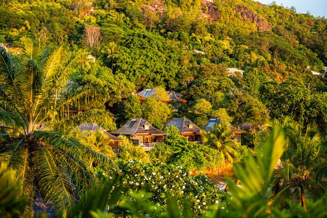 Ngoại thất khách sạn được bao quanh bởi cây cối và thảm thực vật