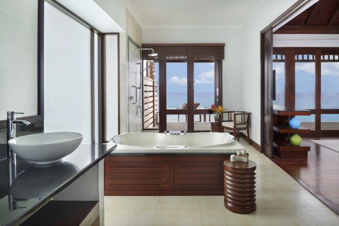 Meja Rias dan Bak Mandi Vila