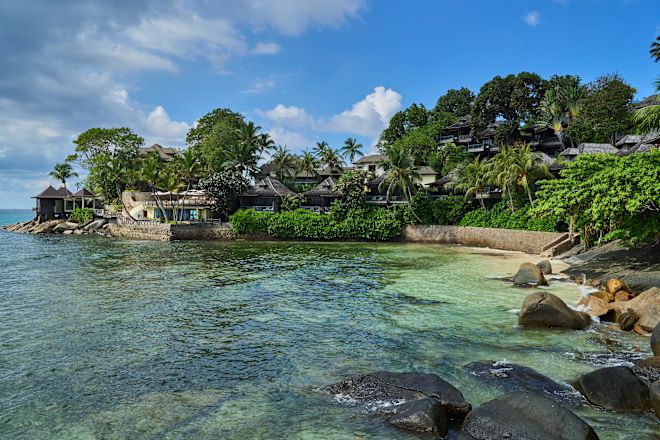 Ngoại thất khách sạn với bờ biển và cây cối