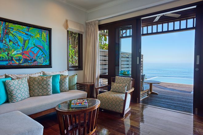 Khu vực phòng chờ trong phòng nghỉ có bàn, ghế và tầm nhìn ra biển