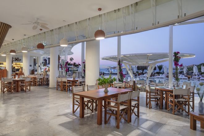 Fauteuils et piscine