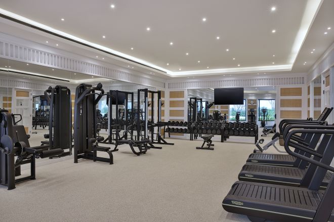 Fitnesscenter mit modernen Fitnessgeräten