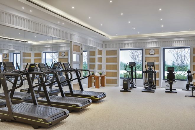Fitnesscenter mit Laufbändern und Liegerädern