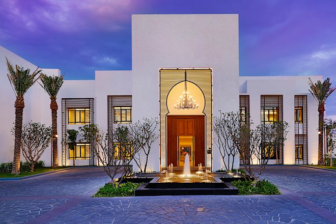 Außenbereich des Hotels mit Springbrunnen