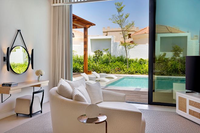 Wohnzimmer der Suite mit Blick auf den privaten Außenpoolbereich