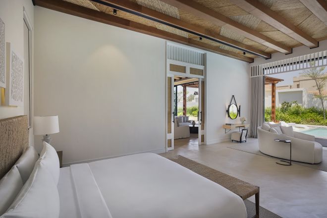 Schlafzimmer der Suite und Teilblick auf das Wohnzimmer