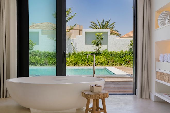 Badewanne in der Suite mit Blick auf den privaten Poolbereich