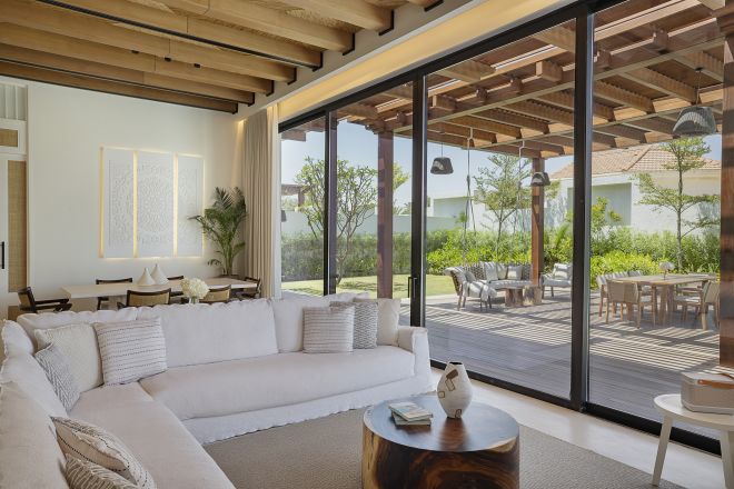 Wohnzimmer der Suite mit Gartenblick