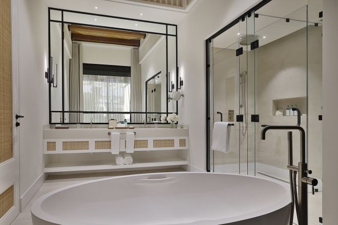 Badewanne und Toilettentisch im Hotelzimmer