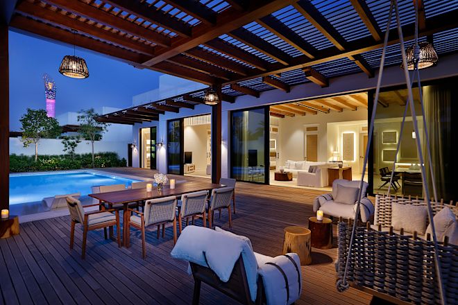 Blick auf den Außenbereich der Suite mit privatem Essbereich und Swimmingpool