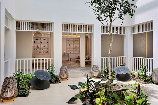 Terrasse mit Sitzgelegenheiten im Spa