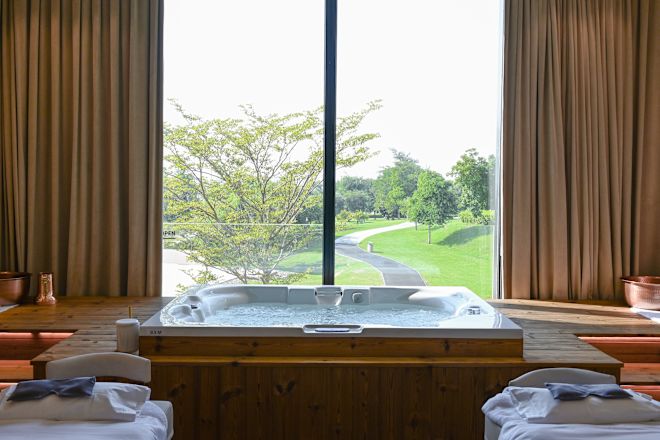 Strefa hydromasażu spa z widokiem na zewnątrz
