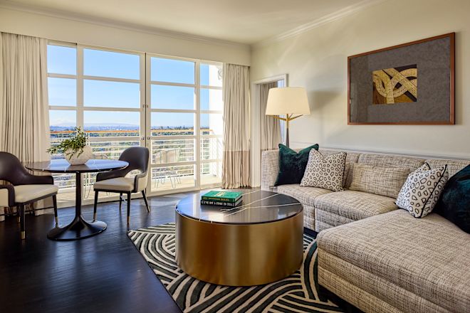 Sviitin olohuone, jossa suuret ikkunat