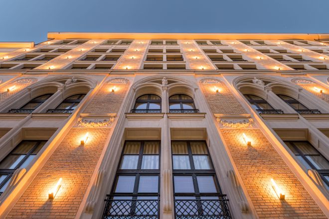 Eksterior hotel dari lantai, dengan pemandangan jendela dan pencahayaan