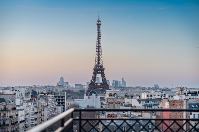 Menara eiffel sebagaimana dilihat dari balkon hotel