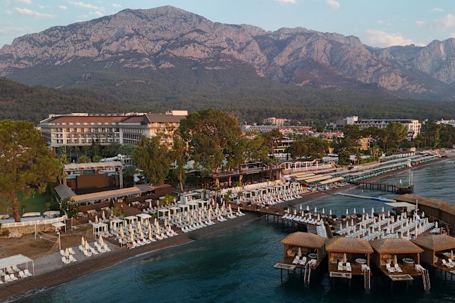 Luftaufnahme des Hotels, Außenansicht am Strand