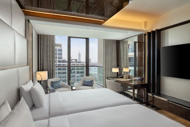 Chambre de la suite présidentielle avec téléviseur au mur