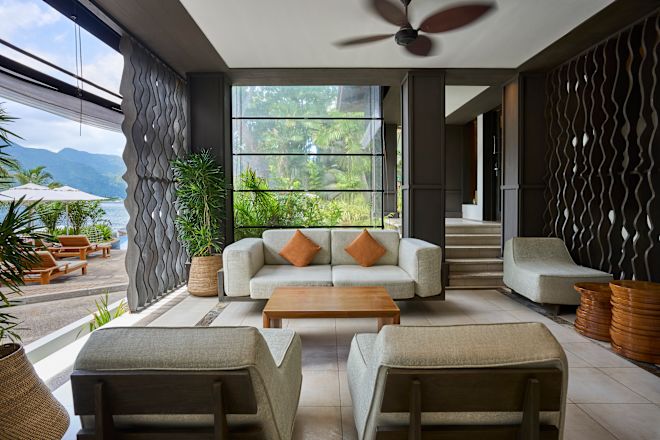 Khu vực phòng chờ với khu vực chỗ ngồi thoải mái với bàn