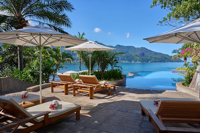 Khu vực chỗ ngồi ngoài trời với ghế dài và tầm nhìn ra biển