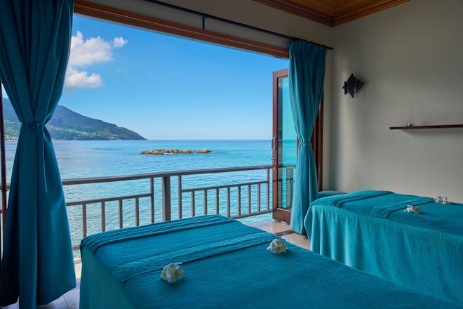 Bàn mát xa nhìn ra biển và đá