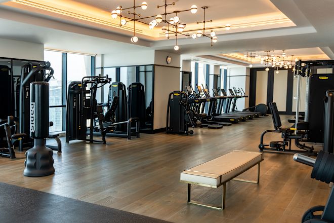 フィットネスセンターのトレッドミルとその他の設備