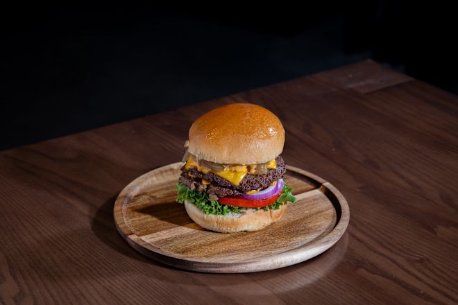 Ahşap tabakta burger