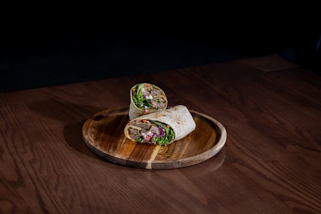 Ahşap tabakta Yiyecek Paketleri