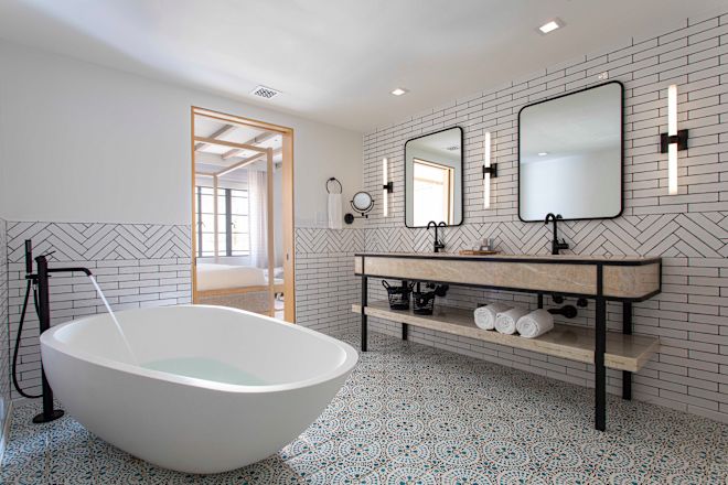 Bathroom with mirrors and sinks