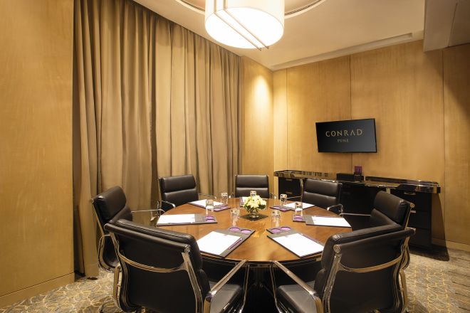Sala konferencyjna Lilac z okrągłym stołem z miejscami dla 7 gości
