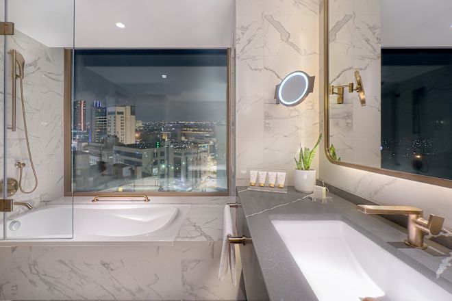 Deluxe Corner Room Bathroom