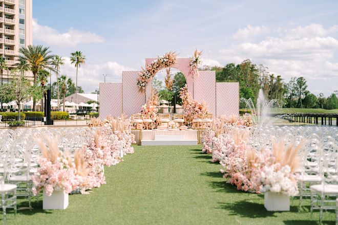 Penataan tempat duduk pernikahan luar ruangan