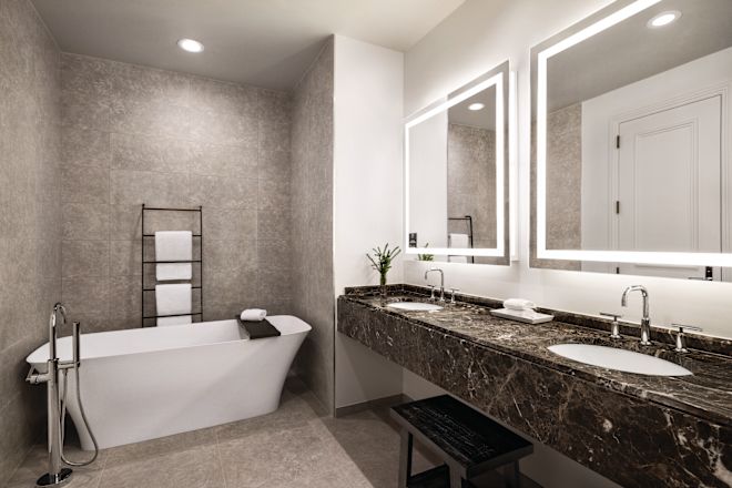 Suite Bathroom with Tub