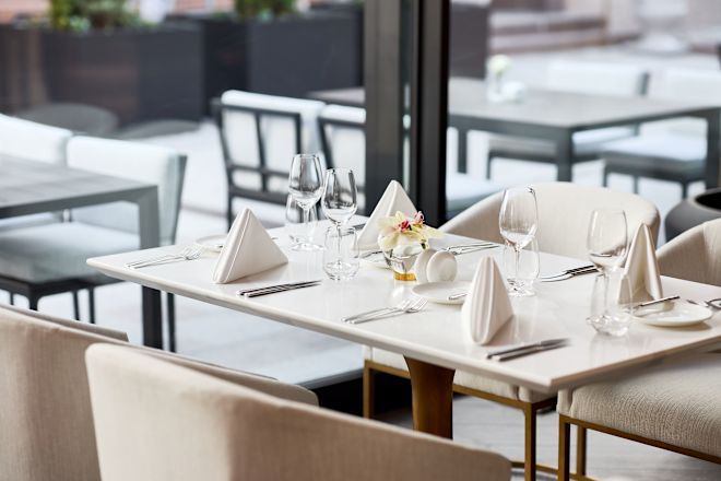 تفاصيل طاولة المطعم مع إعدادات للمكان