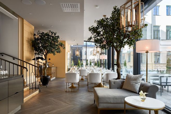 مطعم به مقاعد وثيرة وضوء النهار الطبيعي من النوافذ الكبيرة