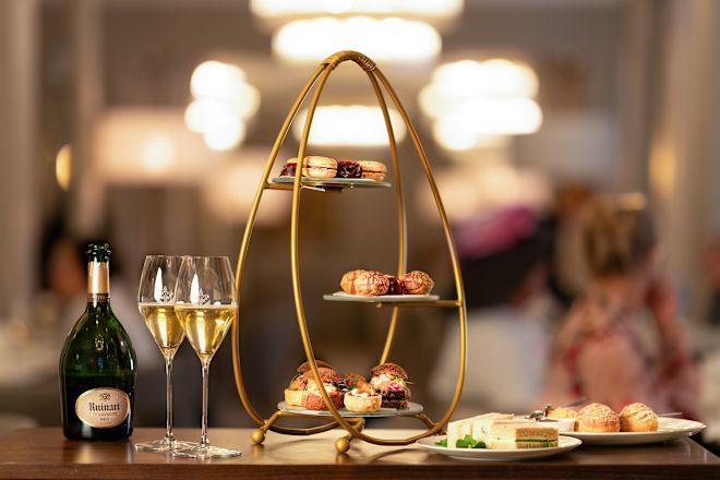 خدمة شاي ما بعد الظهيرة مع وجبات خفيفة، وشمبانيا، ومعجنات