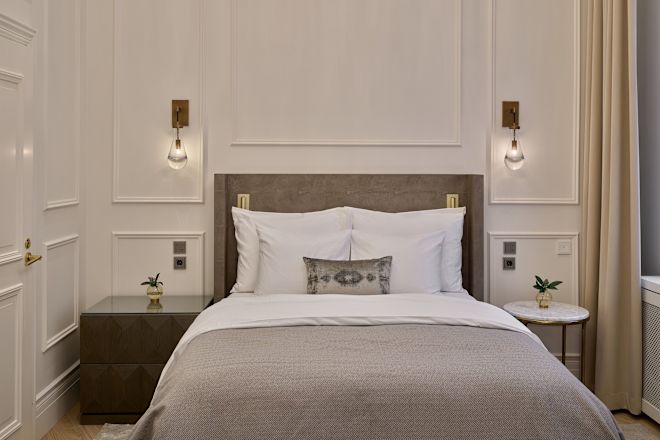 سرير في غرفة نزلاء