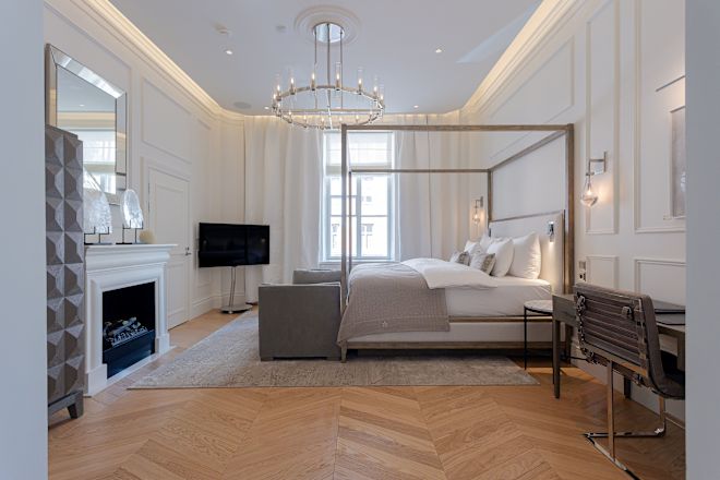 غرفة نزلاء بها سرير، ومكتب عمل، ومنطقة جلوس، وتلفزيون