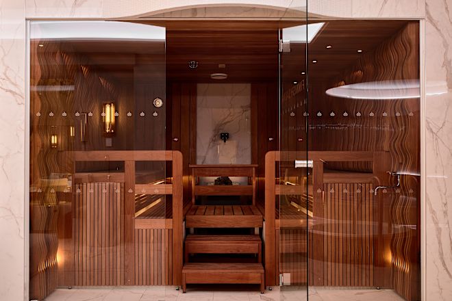 ساونا بألواح خشبية وأبواب زجاجية
