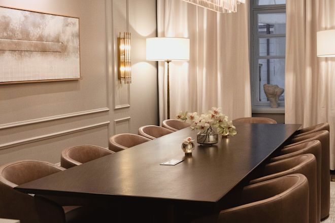 غرفة طعام ليلجا بها طاولة طويلة محاطة بمقاعد