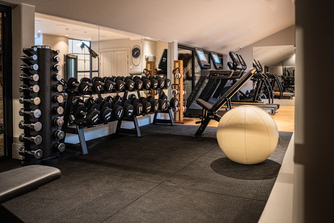 مركز لياقة بدنية مجهز بأجهزة تمارين متنوعة