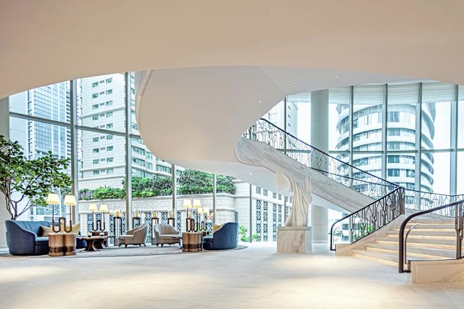 계단이 있는 호텔 로비