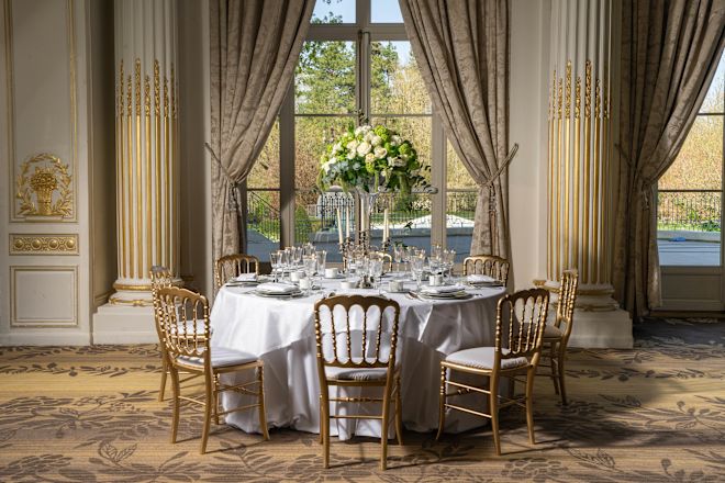 Masă pregătită pentru un eveniment la Salonul Clemenceau