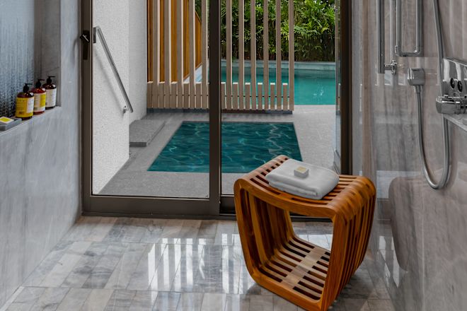Dusche mit Blick auf den privaten Swimmingpool