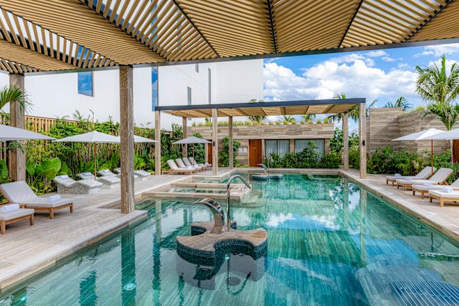 Swimmingpool im Waldorf Astoria Spa