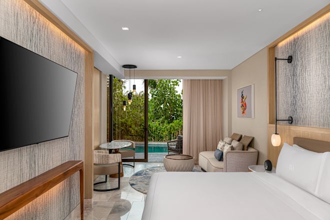 Zimmer mit Kingsize-Bett und Sofa